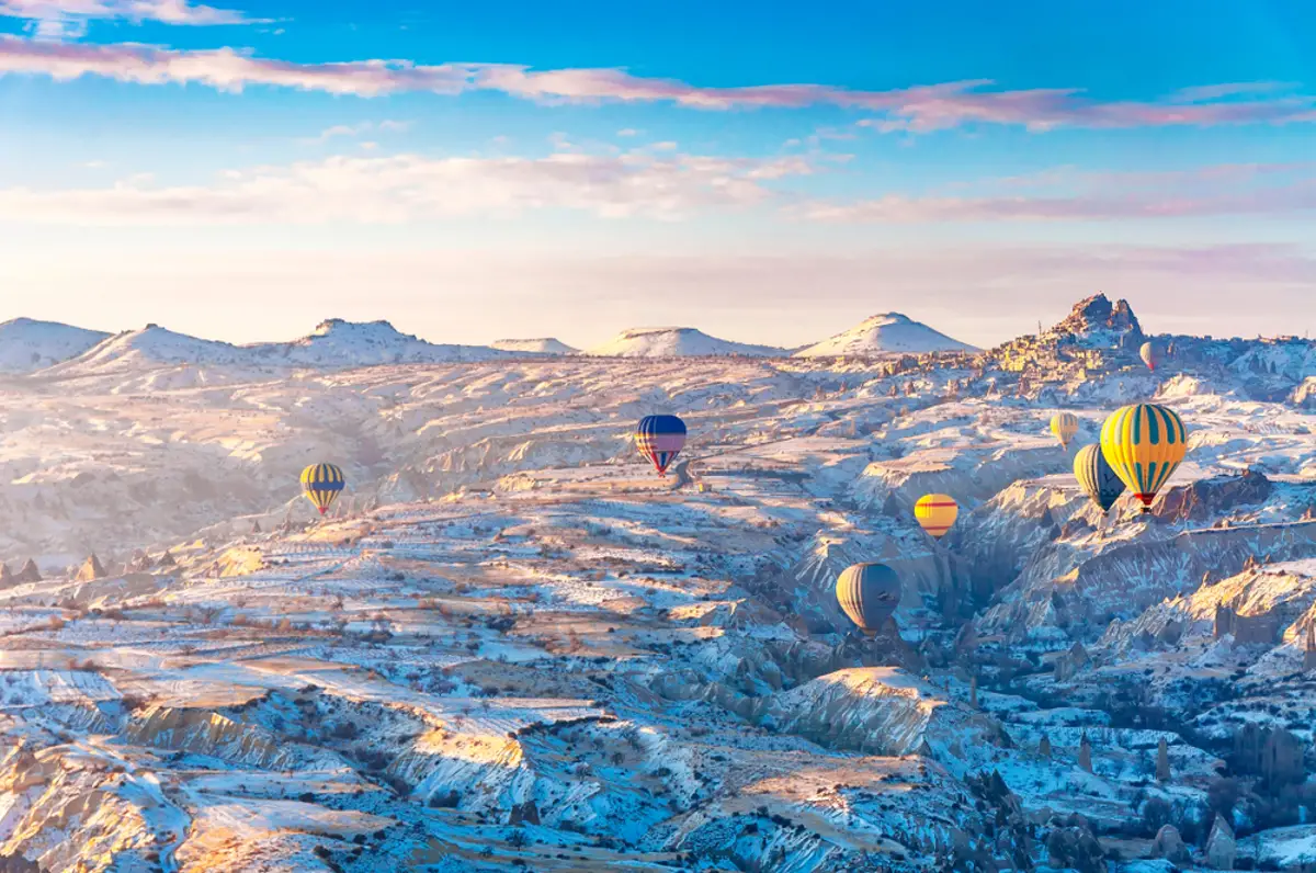 cappadocie-winter-luchtballon-sneeuw_1763123942068.webp
