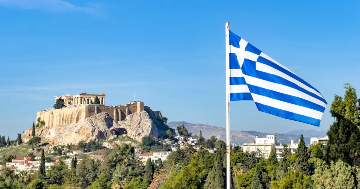 griekse-vlag-naast-de-akropolis-en-het-parthenon_1773238454996.webp