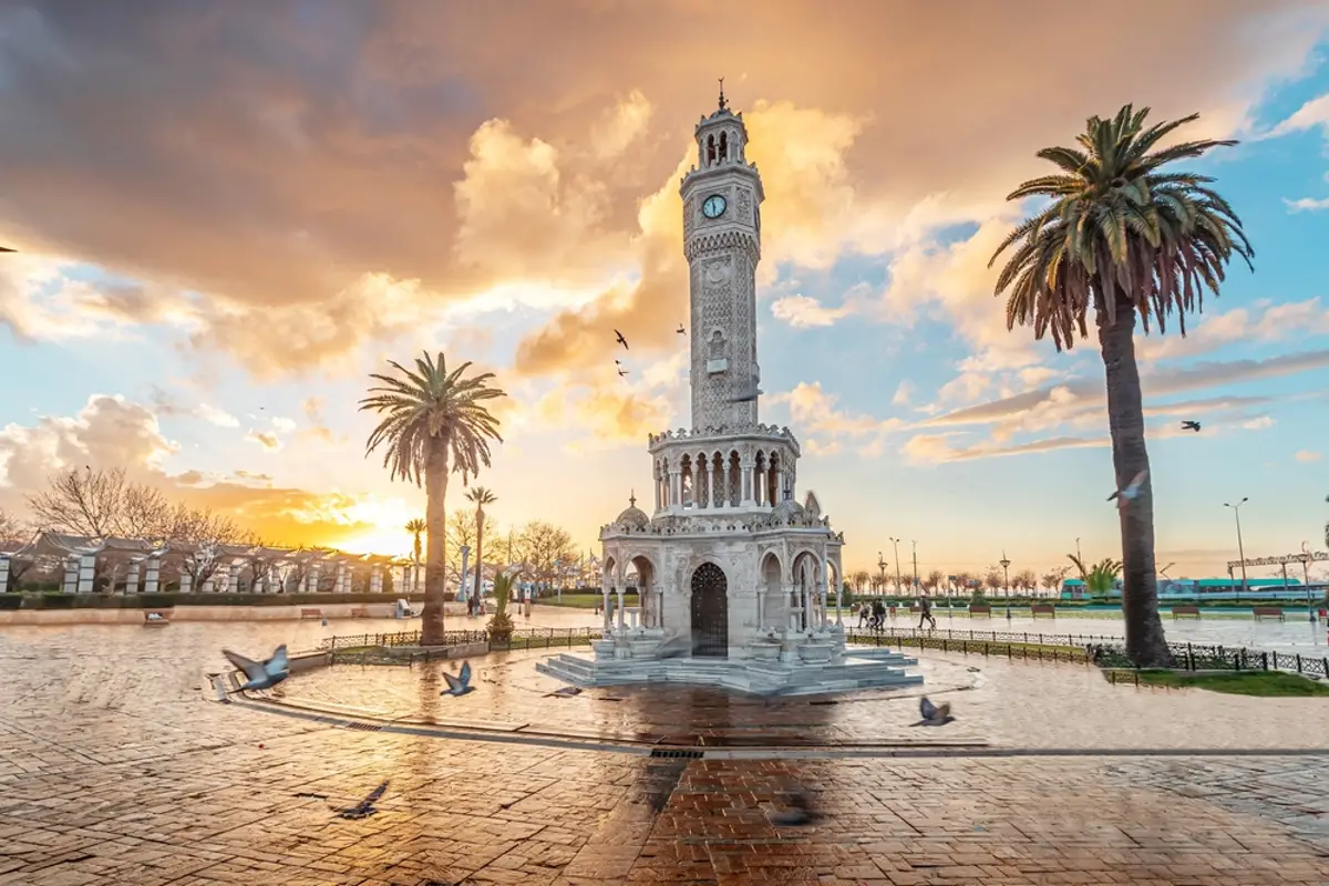 klokkentoren-in-izmir-in-turkije_1775209881117.webp