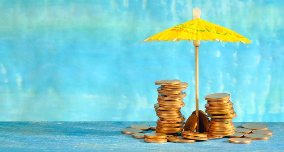 munten-onder-een-parasol-vakantiegeld_1778079164197.webp