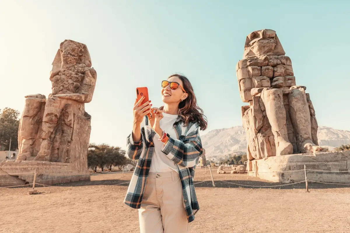 toerist-gebruikt-telefoon-in-egypte_1779882003545.webp
