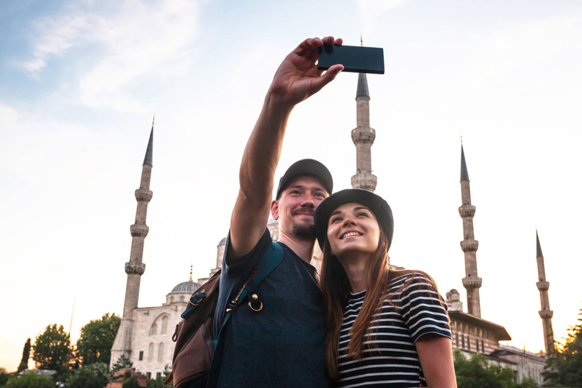 touristen-maken-selfie-voor-de-blauwe-moskee-istanbul_1761738789570.jpg