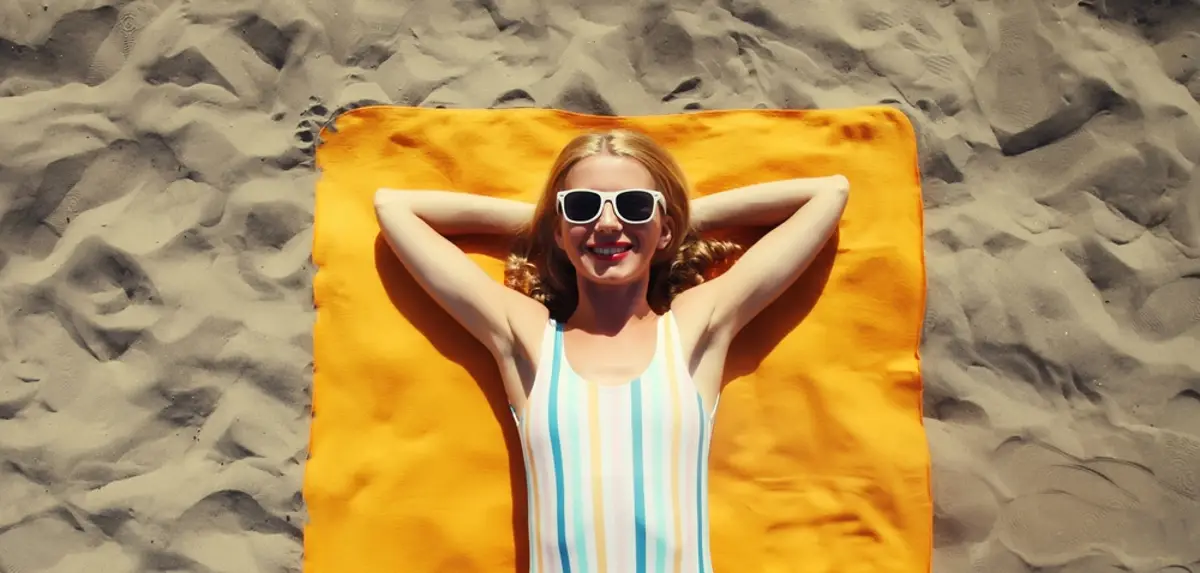 zomervakantie-op-het-strand-meisje-blij_1783679148612.webp