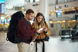 backpack-koppel-op-luchthaven_1778680224874.webp