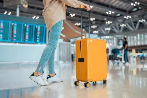 reiziger-met-een-handbagage-trolley_1782212985043.webp