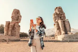 toerist-gebruikt-telefoon-in-egypte_1779882003545.webp