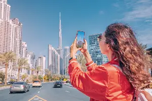 toerist-maakt-fotos-in-dubai_1781176020130.webp